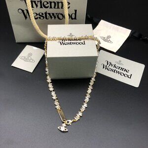 Vivienne✨🎊 West wood Gold Border Square Necklace🍒